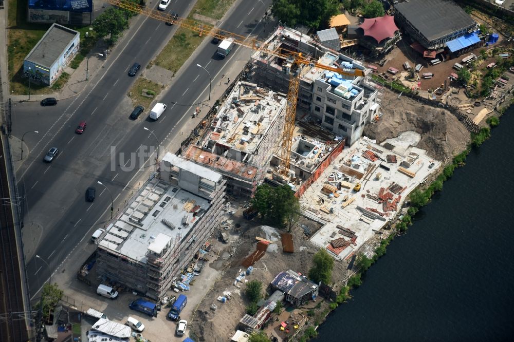 Berlin aus der Vogelperspektive: Baustelle zum Neubau einer Mehrfamilienhaus-Wohnanlage an der Holzmarktstraße in Berlin