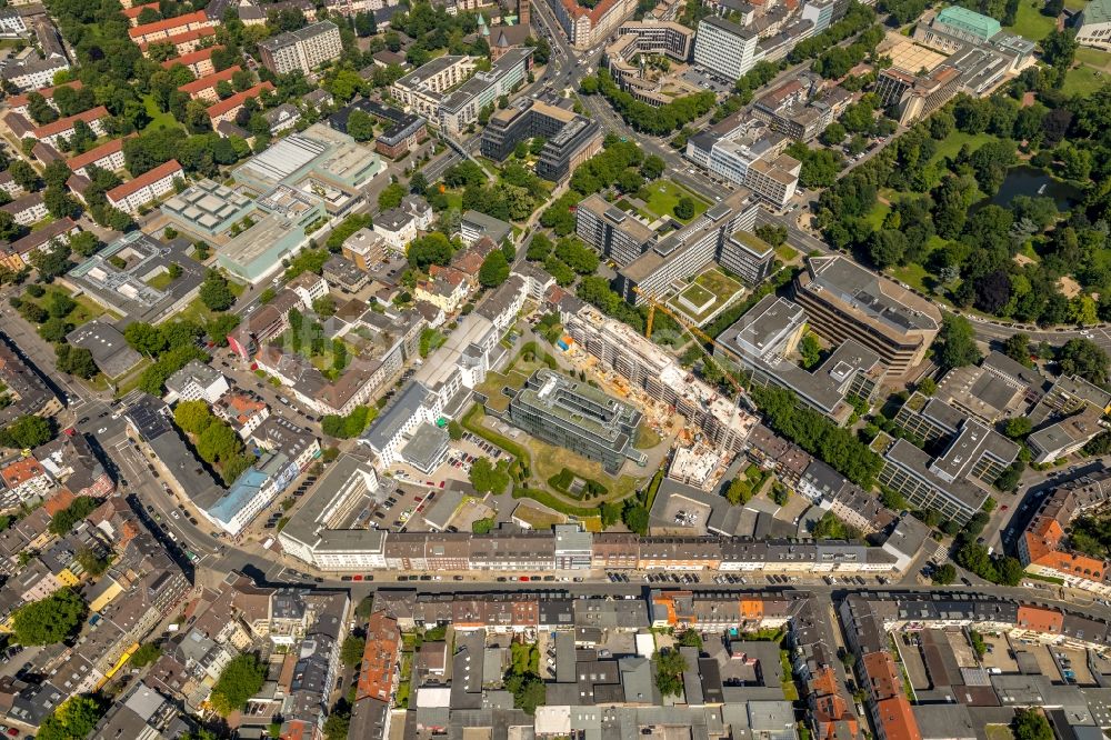 Essen von oben - Baustelle zum Neubau einer Mehrfamilienhaus-Wohnanlage der HOPF Immobilien-Entwicklungs-GmbH & Co. KG in Essen im Bundesland Nordrhein-Westfalen, Deutschland