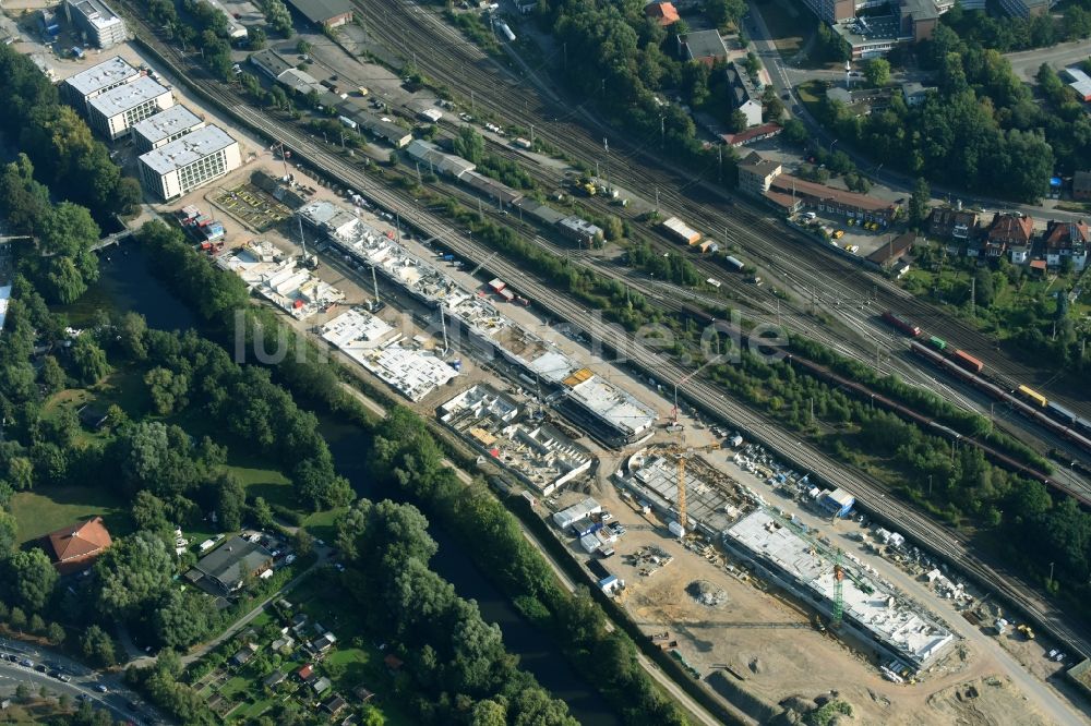 Lüneburg von oben - Baustelle zum Neubau einer Mehrfamilienhaus-Wohnanlage Ilmenaugarten in Lüneburg im Bundesland Niedersachsen