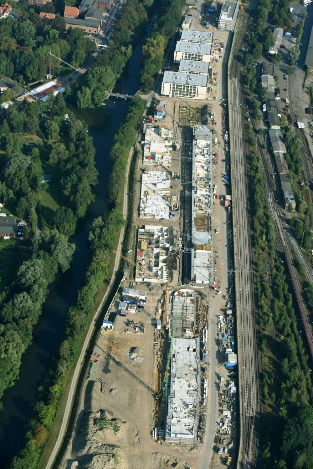 Lüneburg von oben - Baustelle zum Neubau einer Mehrfamilienhaus-Wohnanlage Ilmenaugarten in Lüneburg im Bundesland Niedersachsen