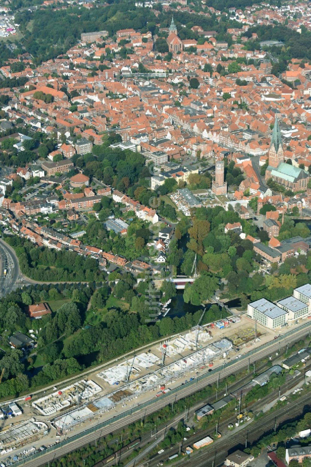 Lüneburg von oben - Baustelle zum Neubau einer Mehrfamilienhaus-Wohnanlage Ilmenaugarten in Lüneburg im Bundesland Niedersachsen