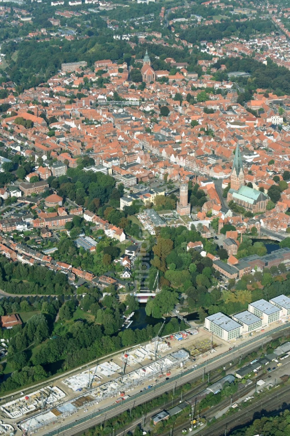 Lüneburg aus der Vogelperspektive: Baustelle zum Neubau einer Mehrfamilienhaus-Wohnanlage Ilmenaugarten in Lüneburg im Bundesland Niedersachsen