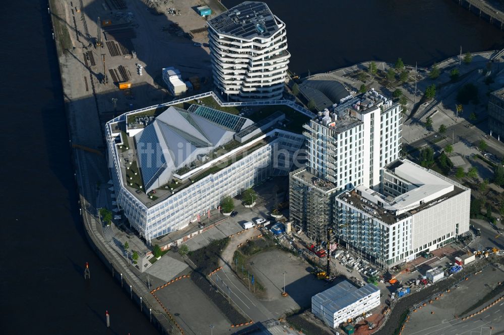 Hamburg aus der Vogelperspektive: Baustelle zum Neubau einer Mehrfamilienhaus-Wohnanlage des Immobilienunternehmens Engel & Völkers im Ortsteil Hafencity in Hamburg, Deutschland