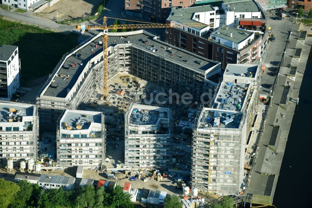 Luftbild Rostock - Baustelle zum Neubau einer Mehrfamilienhaus-Wohnanlage Inselquartier in Rostock im Bundesland Mecklenburg-Vorpommern, Deutschland