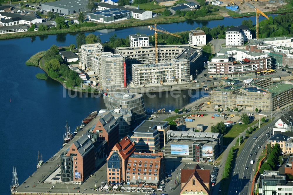 Rostock aus der Vogelperspektive: Baustelle zum Neubau einer Mehrfamilienhaus-Wohnanlage Inselquartier in Rostock im Bundesland Mecklenburg-Vorpommern, Deutschland