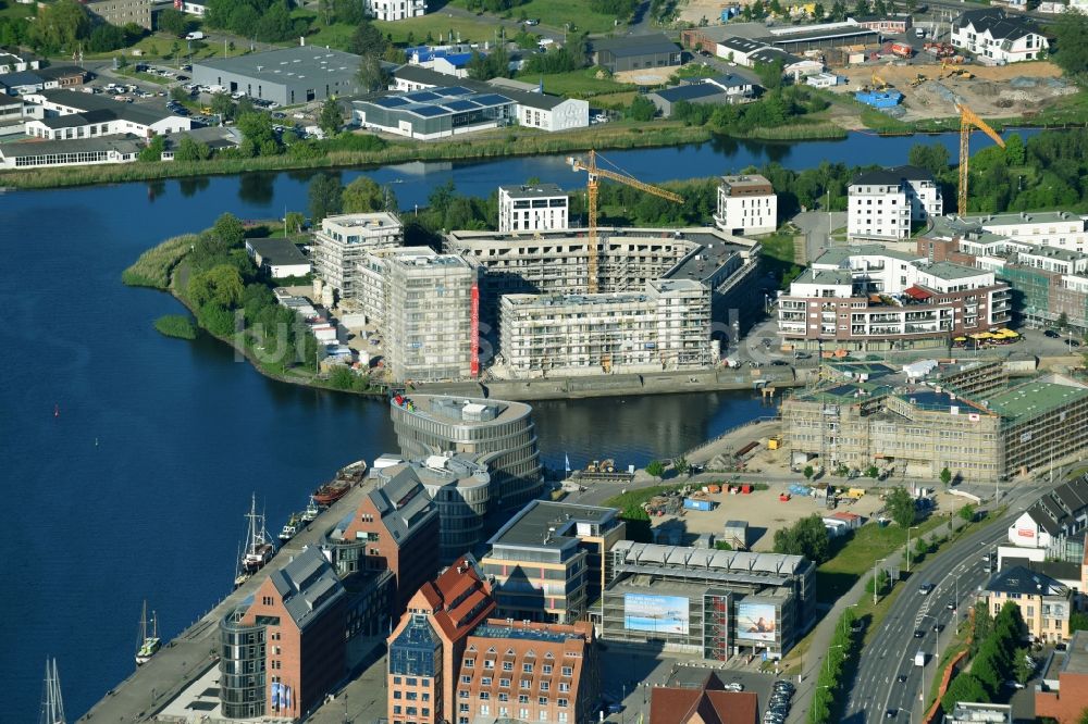 Luftbild Rostock - Baustelle zum Neubau einer Mehrfamilienhaus-Wohnanlage Inselquartier in Rostock im Bundesland Mecklenburg-Vorpommern, Deutschland