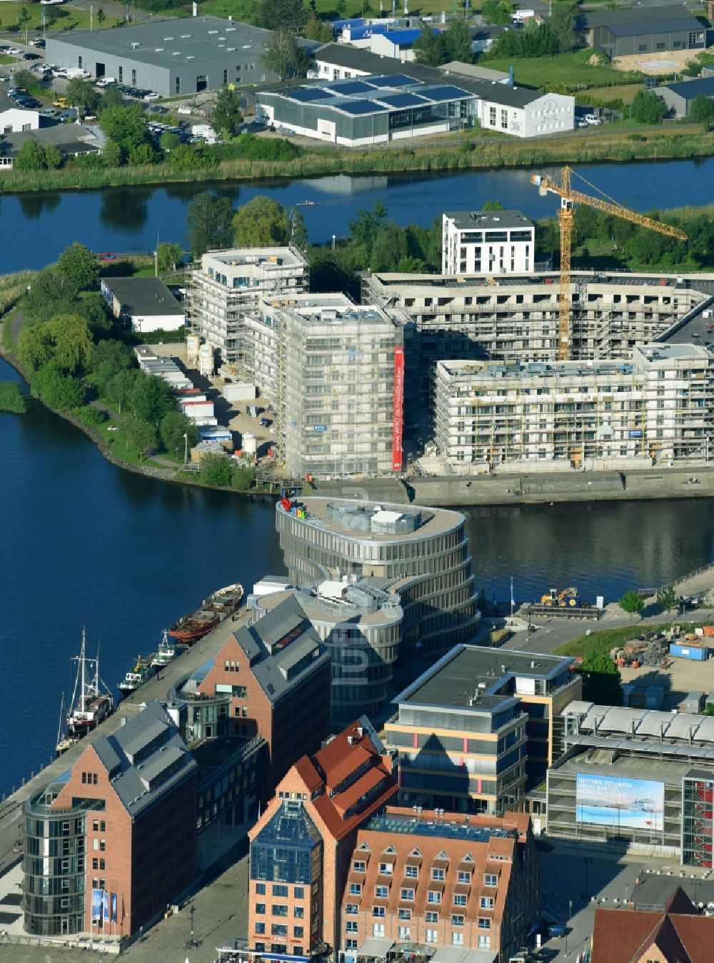 Luftaufnahme Rostock - Baustelle zum Neubau einer Mehrfamilienhaus-Wohnanlage Inselquartier in Rostock im Bundesland Mecklenburg-Vorpommern, Deutschland