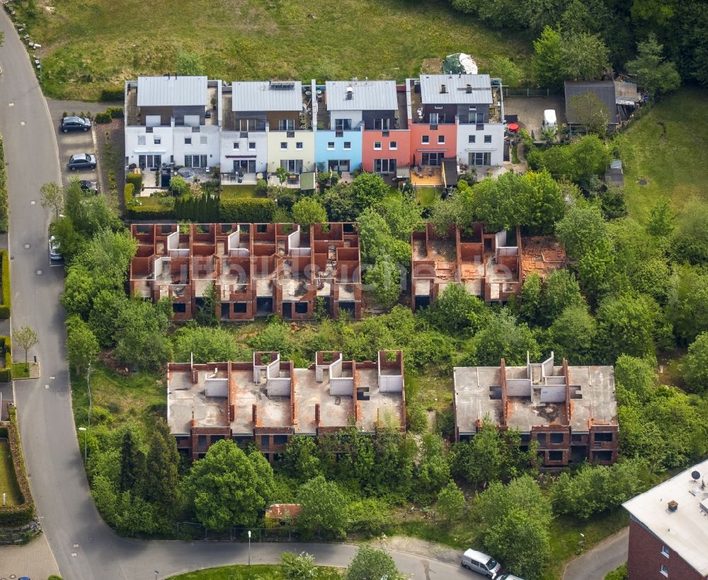 Moosfelde, Arnsberg aus der Vogelperspektive: Baustelle zum Neubau einer Mehrfamilienhaus- Wohnanlage Insolvenz- Bauruinen an der Ernst-König-Straße in Arnsberg im Bundesland Nordrhein-Westfalen