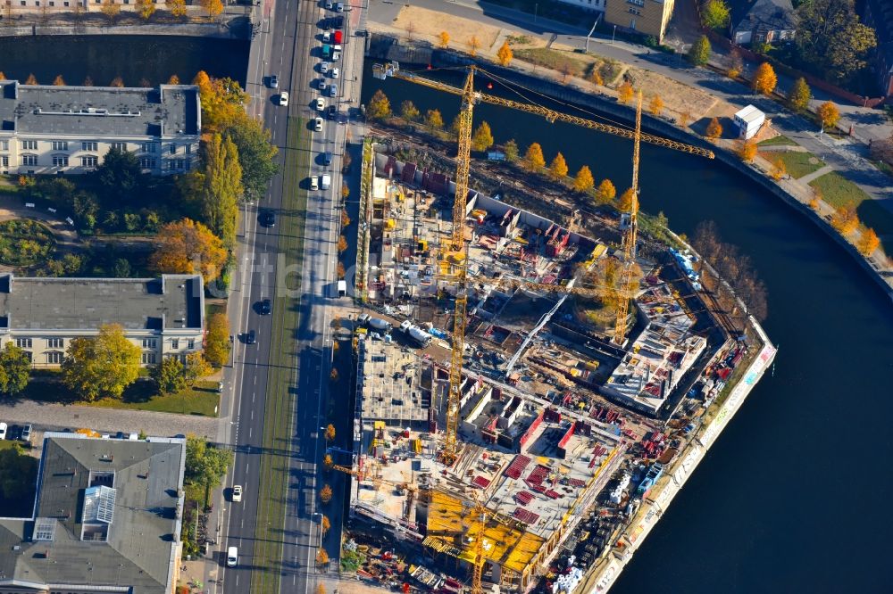 Berlin aus der Vogelperspektive: Baustelle zum Neubau einer Mehrfamilienhaus-Wohnanlage an der Invalidenstraße am Humboldthafen im Ortsteil Mitte in Berlin, Deutschland