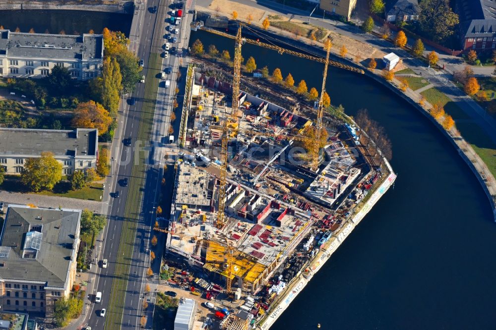 Luftaufnahme Berlin - Baustelle zum Neubau einer Mehrfamilienhaus-Wohnanlage an der Invalidenstraße am Humboldthafen im Ortsteil Mitte in Berlin, Deutschland