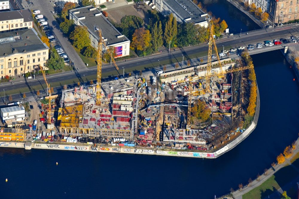 Berlin aus der Vogelperspektive: Baustelle zum Neubau einer Mehrfamilienhaus-Wohnanlage an der Invalidenstraße am Humboldthafen im Ortsteil Mitte in Berlin, Deutschland