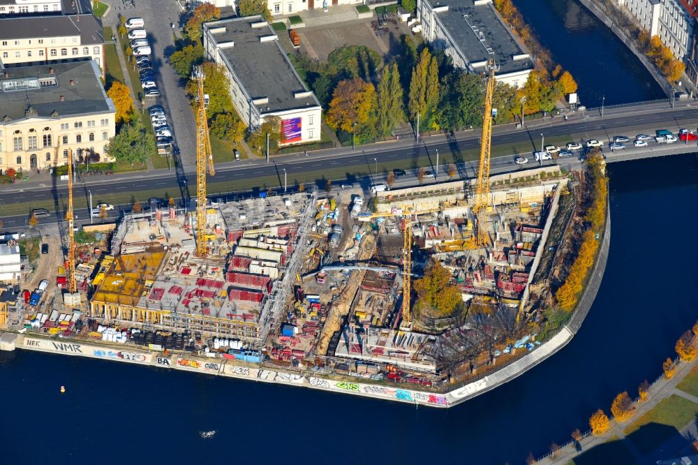 Luftbild Berlin - Baustelle zum Neubau einer Mehrfamilienhaus-Wohnanlage an der Invalidenstraße am Humboldthafen im Ortsteil Mitte in Berlin, Deutschland