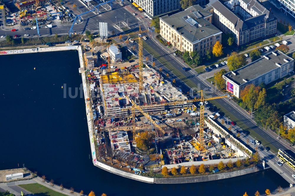 Luftaufnahme Berlin - Baustelle zum Neubau einer Mehrfamilienhaus-Wohnanlage an der Invalidenstraße am Humboldthafen im Ortsteil Mitte in Berlin, Deutschland