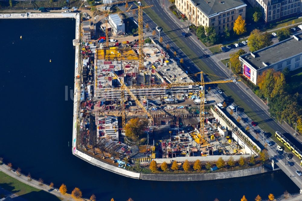 Berlin von oben - Baustelle zum Neubau einer Mehrfamilienhaus-Wohnanlage an der Invalidenstraße am Humboldthafen im Ortsteil Mitte in Berlin, Deutschland