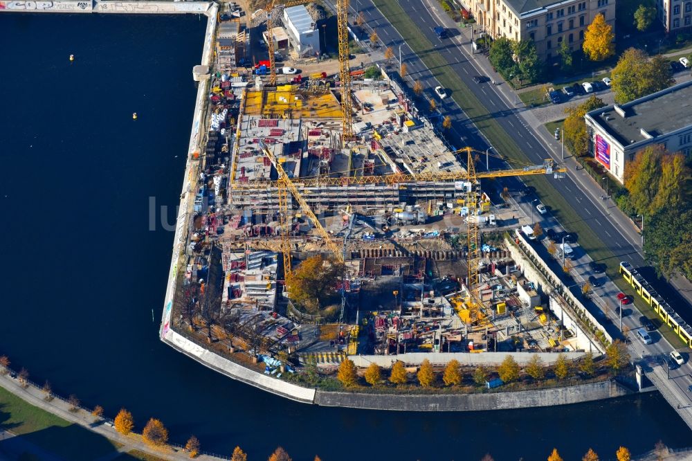 Berlin aus der Vogelperspektive: Baustelle zum Neubau einer Mehrfamilienhaus-Wohnanlage an der Invalidenstraße am Humboldthafen im Ortsteil Mitte in Berlin, Deutschland