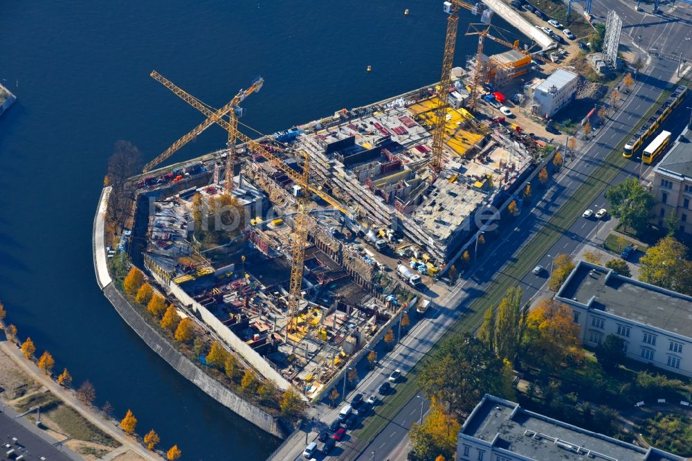 Luftaufnahme Berlin - Baustelle zum Neubau einer Mehrfamilienhaus-Wohnanlage an der Invalidenstraße am Humboldthafen im Ortsteil Mitte in Berlin, Deutschland