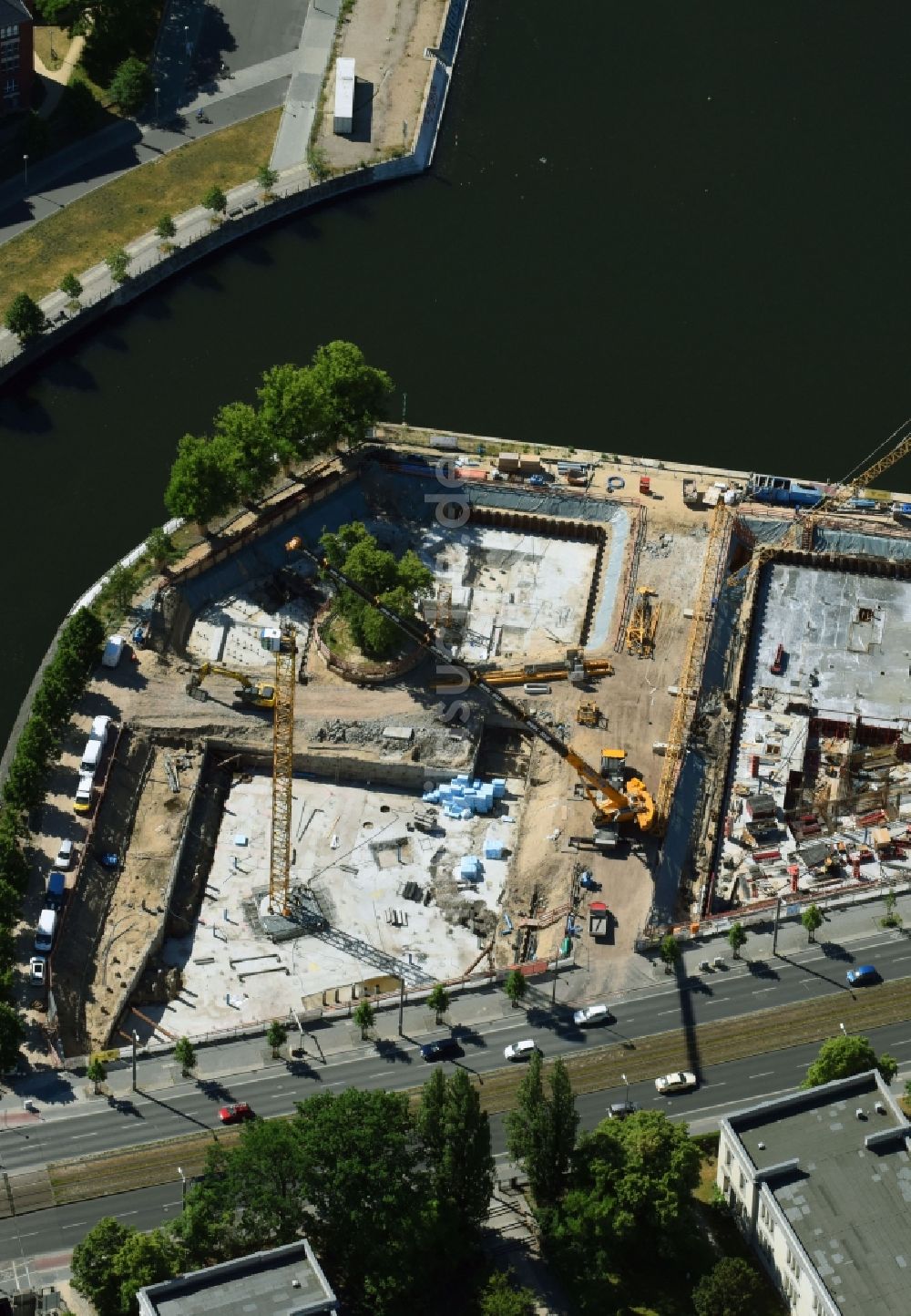 Berlin aus der Vogelperspektive: Baustelle zum Neubau einer Mehrfamilienhaus-Wohnanlage an der Invalidenstraße am Humboldthafen im Ortsteil Moabit in Berlin, Deutschland