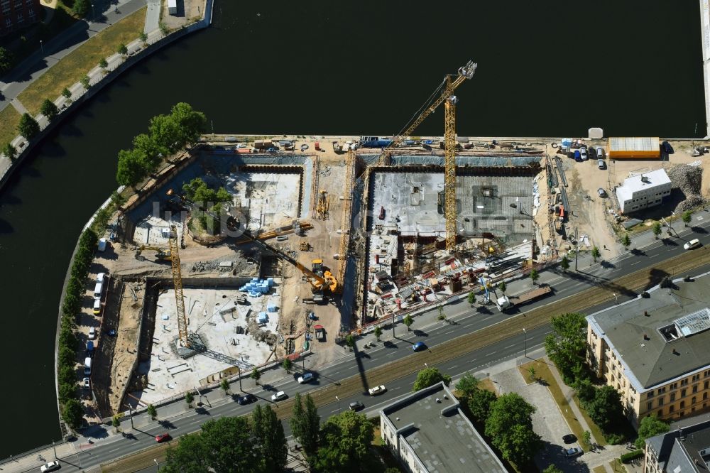 Luftbild Berlin - Baustelle zum Neubau einer Mehrfamilienhaus-Wohnanlage an der Invalidenstraße am Humboldthafen im Ortsteil Moabit in Berlin, Deutschland