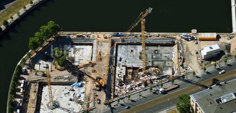 Luftaufnahme Berlin - Baustelle zum Neubau einer Mehrfamilienhaus-Wohnanlage an der Invalidenstraße am Humboldthafen im Ortsteil Moabit in Berlin, Deutschland