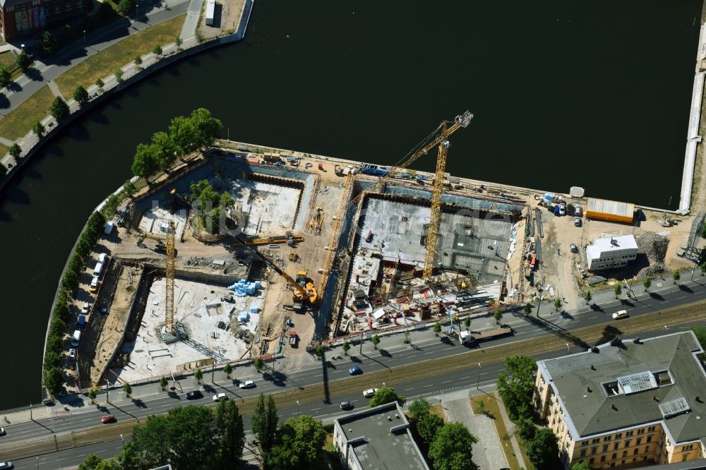 Berlin von oben - Baustelle zum Neubau einer Mehrfamilienhaus-Wohnanlage an der Invalidenstraße am Humboldthafen im Ortsteil Moabit in Berlin, Deutschland