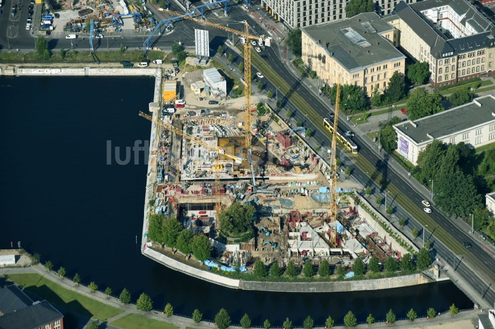 Luftaufnahme Berlin - Baustelle zum Neubau einer Mehrfamilienhaus-Wohnanlage an der Invalidenstraße am Humboldthafen im Ortsteil Moabit in Berlin, Deutschland