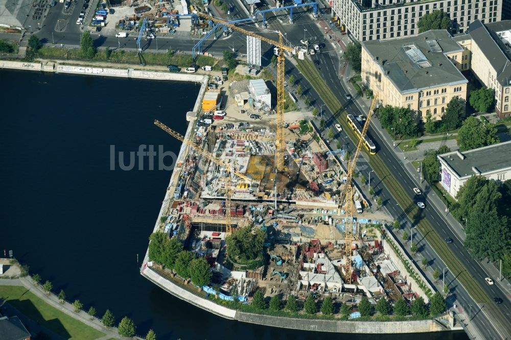 Berlin von oben - Baustelle zum Neubau einer Mehrfamilienhaus-Wohnanlage an der Invalidenstraße am Humboldthafen im Ortsteil Moabit in Berlin, Deutschland