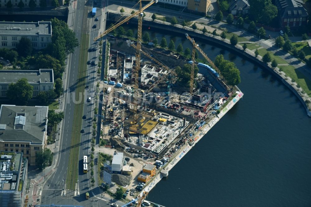 Luftaufnahme Berlin - Baustelle zum Neubau einer Mehrfamilienhaus-Wohnanlage an der Invalidenstraße am Humboldthafen im Ortsteil Moabit in Berlin, Deutschland