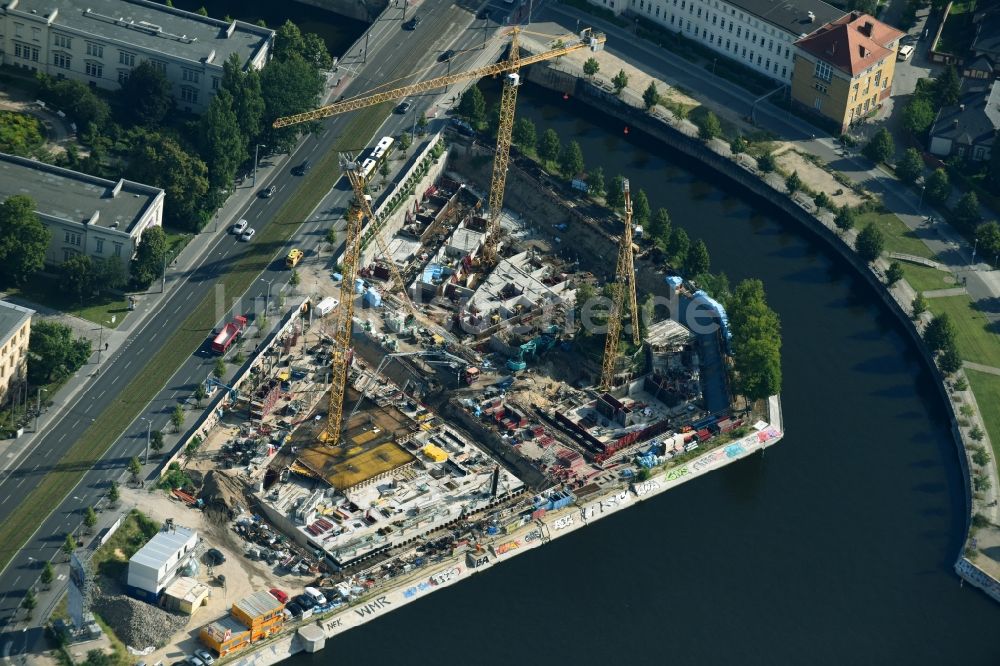 Berlin von oben - Baustelle zum Neubau einer Mehrfamilienhaus-Wohnanlage an der Invalidenstraße am Humboldthafen im Ortsteil Moabit in Berlin, Deutschland