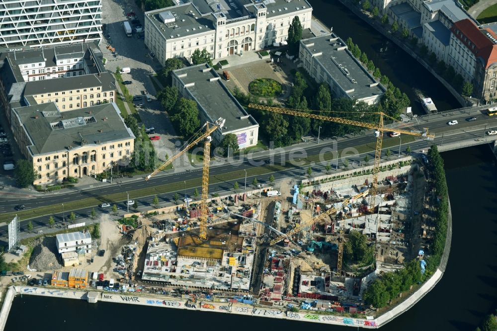 Luftbild Berlin - Baustelle zum Neubau einer Mehrfamilienhaus-Wohnanlage an der Invalidenstraße am Humboldthafen im Ortsteil Moabit in Berlin, Deutschland