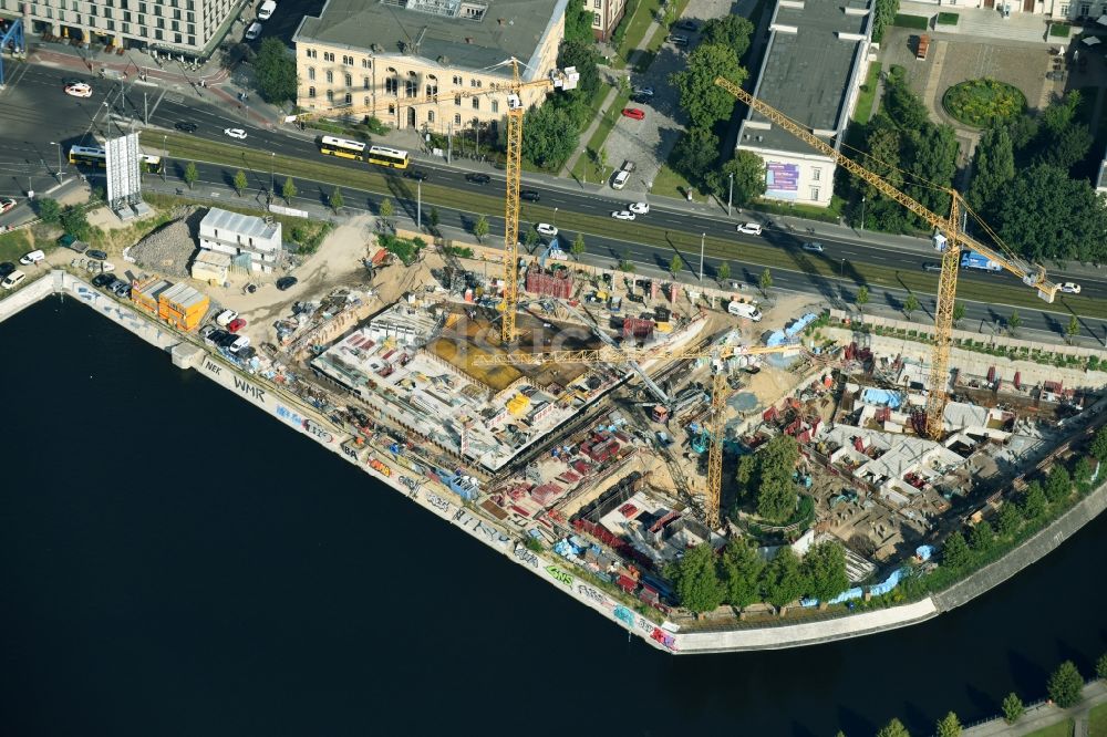 Luftaufnahme Berlin - Baustelle zum Neubau einer Mehrfamilienhaus-Wohnanlage an der Invalidenstraße am Humboldthafen im Ortsteil Moabit in Berlin, Deutschland