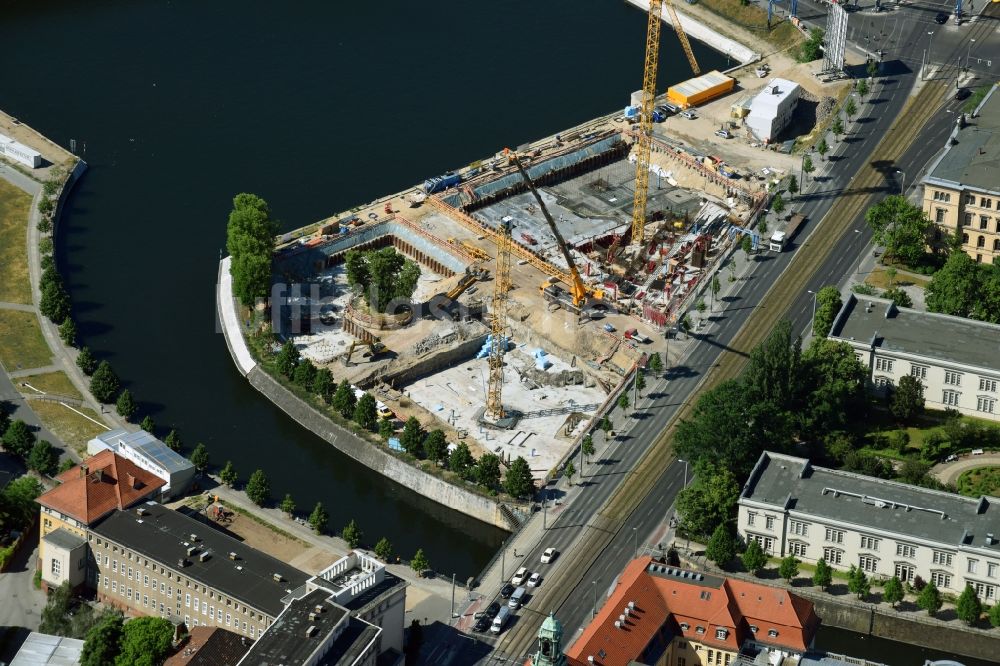 Berlin von oben - Baustelle zum Neubau einer Mehrfamilienhaus-Wohnanlage an der Invalidenstraße am Humboldthafen im Ortsteil Moabit in Berlin, Deutschland