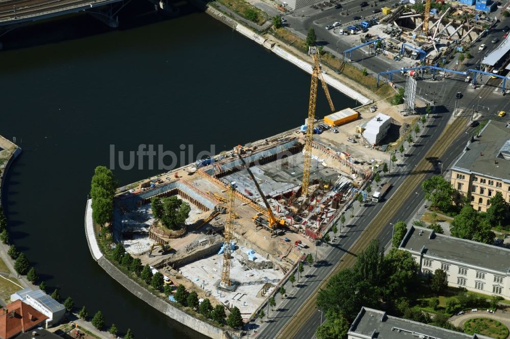 Berlin aus der Vogelperspektive: Baustelle zum Neubau einer Mehrfamilienhaus-Wohnanlage an der Invalidenstraße am Humboldthafen im Ortsteil Moabit in Berlin, Deutschland