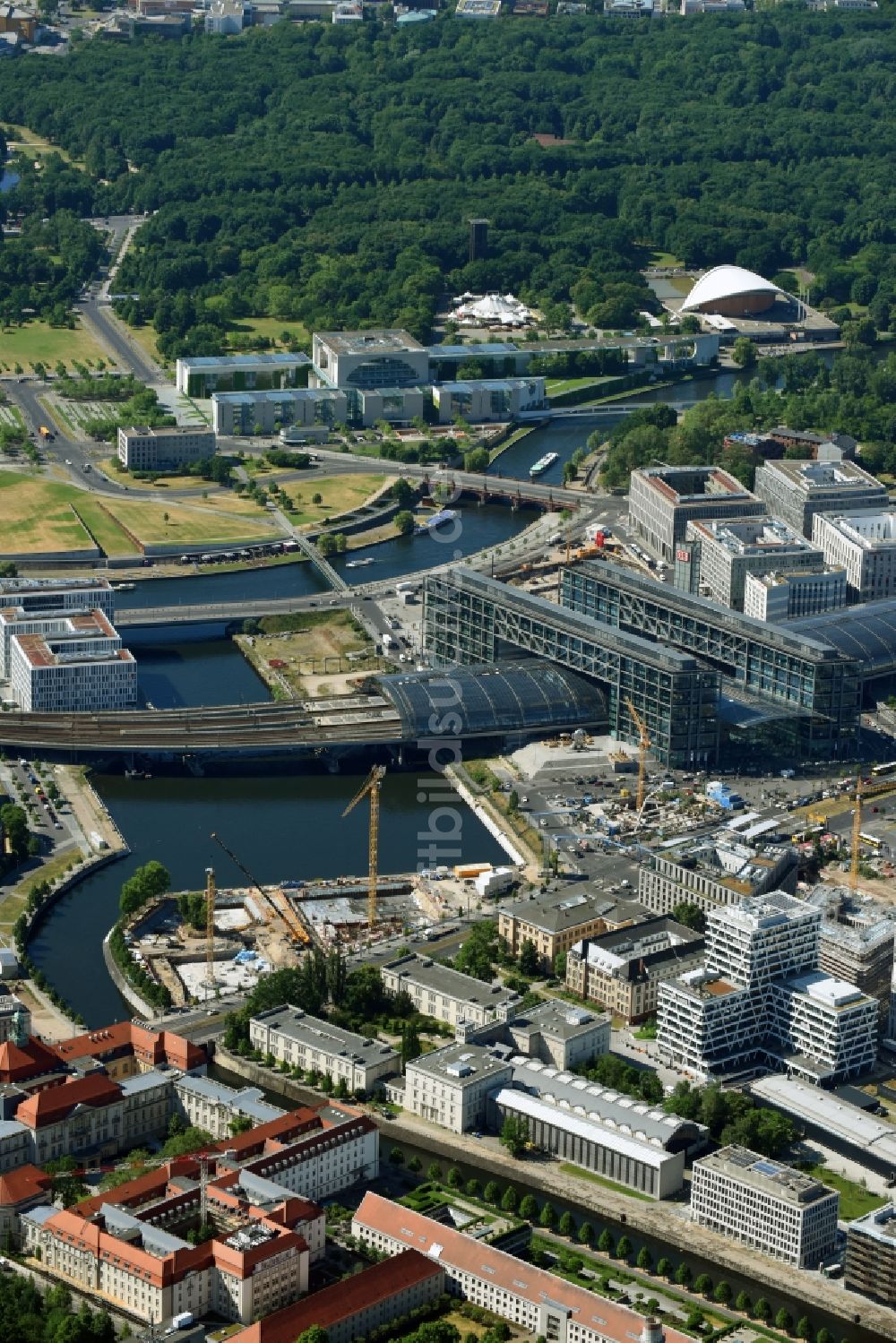 Luftbild Berlin - Baustelle zum Neubau einer Mehrfamilienhaus-Wohnanlage an der Invalidenstraße am Humboldthafen im Ortsteil Moabit in Berlin, Deutschland