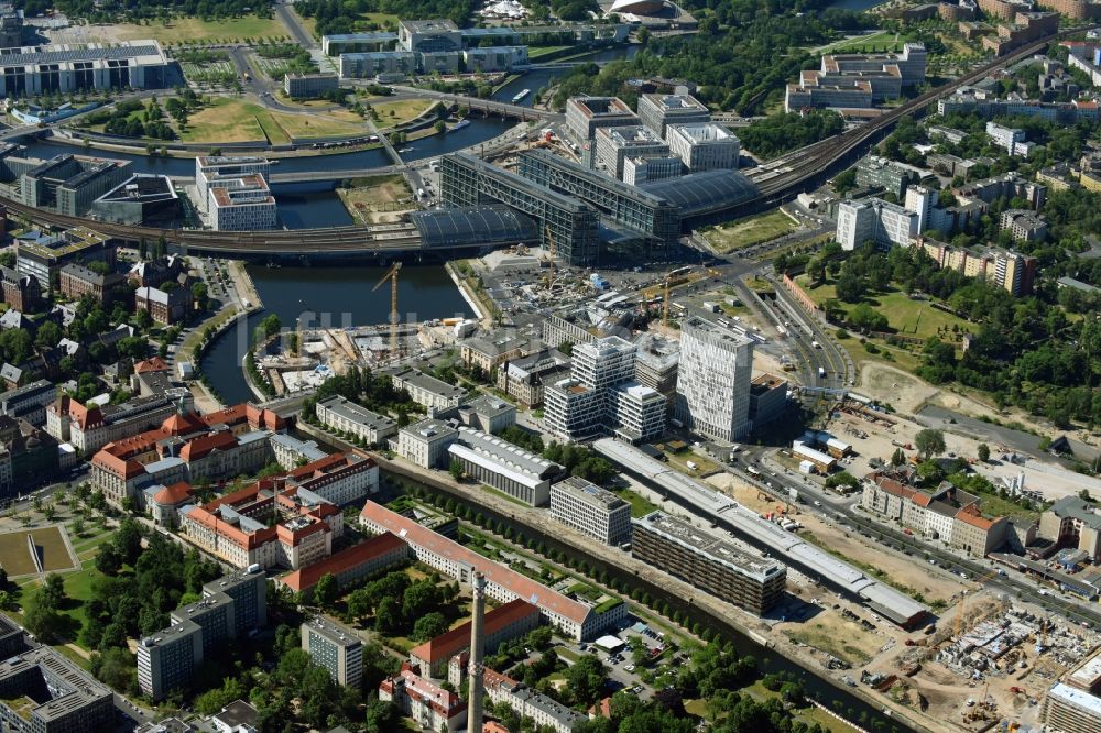 Luftaufnahme Berlin - Baustelle zum Neubau einer Mehrfamilienhaus-Wohnanlage an der Invalidenstraße am Humboldthafen im Ortsteil Moabit in Berlin, Deutschland