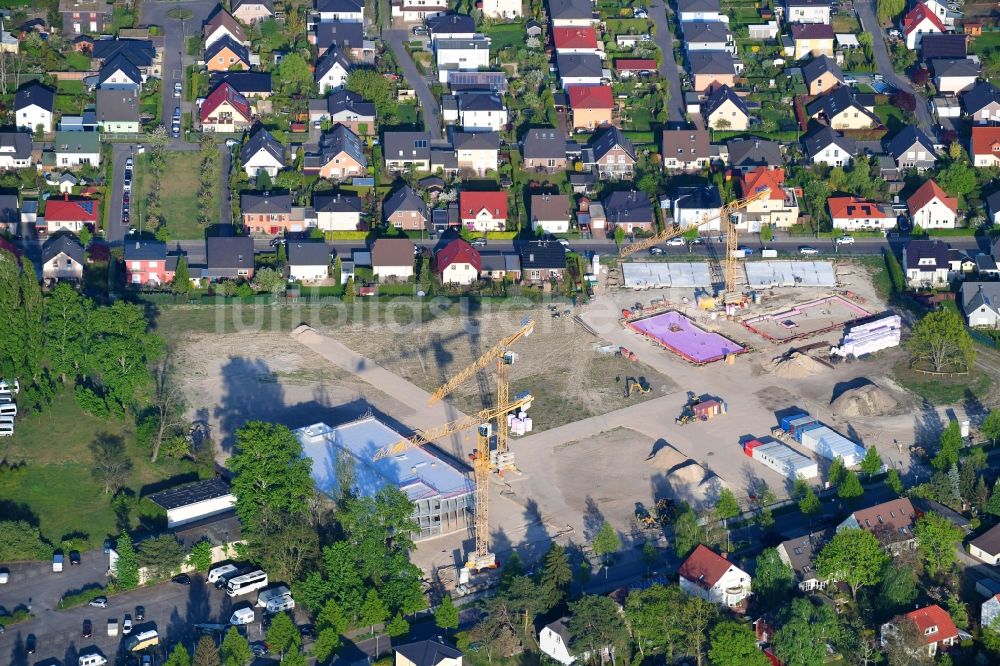 Luftaufnahme Berlin - Baustelle zum Neubau einer Mehrfamilienhaus-Wohnanlage Johannisgärten im Ortsteil Johannisthal in Berlin, Deutschland