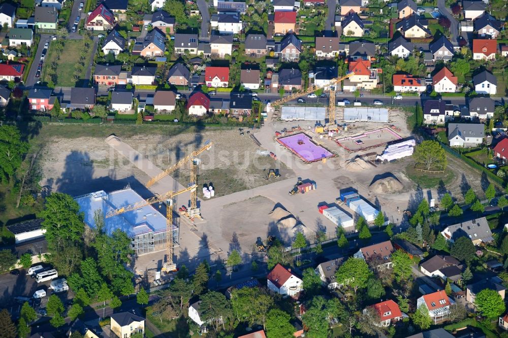 Berlin von oben - Baustelle zum Neubau einer Mehrfamilienhaus-Wohnanlage Johannisgärten im Ortsteil Johannisthal in Berlin, Deutschland