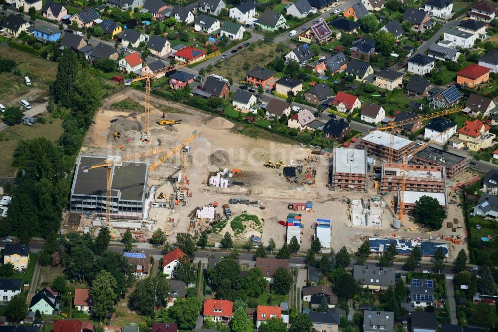 Berlin aus der Vogelperspektive: Baustelle zum Neubau einer Mehrfamilienhaus-Wohnanlage Johannisgärten im Ortsteil Johannisthal in Berlin, Deutschland