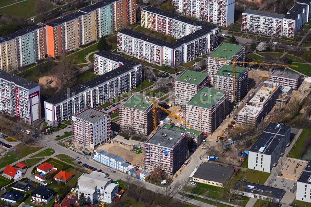 Berlin aus der Vogelperspektive: Baustelle zum Neubau einer Mehrfamilienhaus-Wohnanlage an der Karl-Holtz-Straße im Ortsteil Marzahn in Berlin, Deutschland