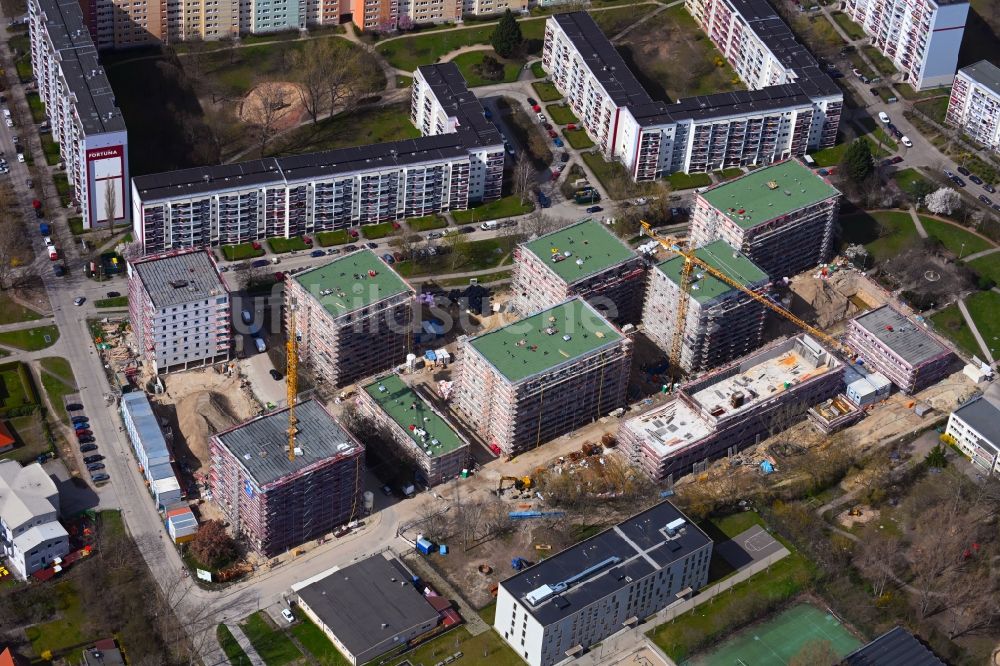 Luftbild Berlin - Baustelle zum Neubau einer Mehrfamilienhaus-Wohnanlage an der Karl-Holtz-Straße im Ortsteil Marzahn in Berlin, Deutschland