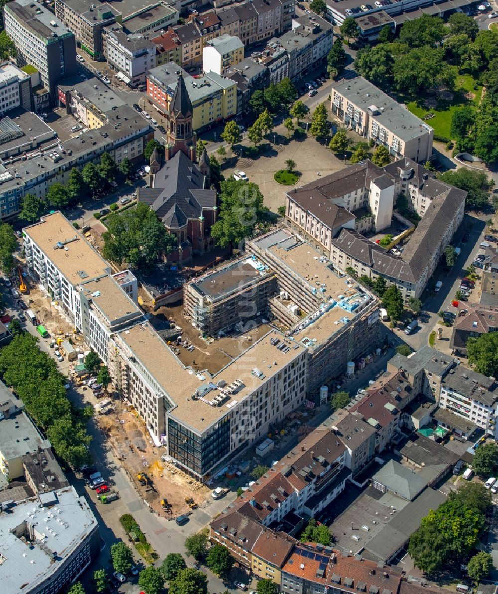 Essen von oben - Baustelle zum Neubau einer Mehrfamilienhaus-Wohnanlage Kastanienhöfe der Allbau AG nach Entwürfen des Architekturbüros gna und mit dem Generalunternehmer Ed. Züblin AG in Essen im Bundesland Nordrhein-Westfalen