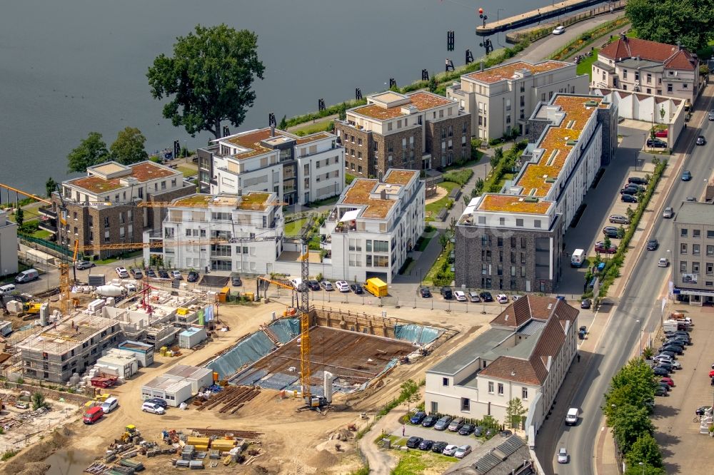 Essen von oben - Baustelle zum Neubau einer Mehrfamilienhaus-Wohnanlage an der Kettwiger Seepromenade in Essen im Bundesland Nordrhein-Westfalen