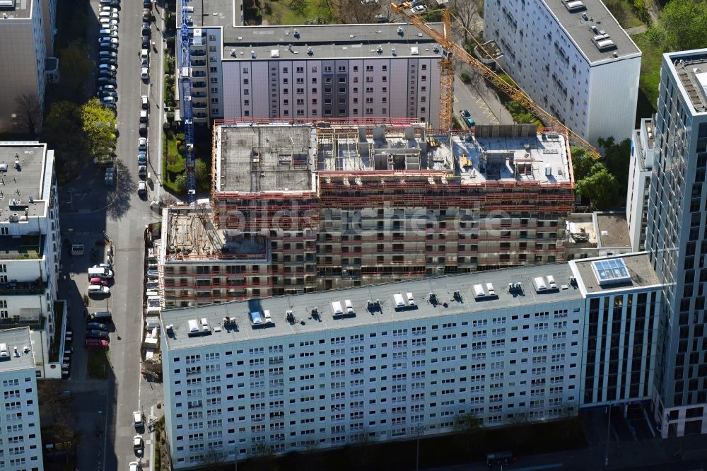 Berlin aus der Vogelperspektive: Baustelle zum Neubau einer Mehrfamilienhaus-Wohnanlage Königstadt Quartier am Alexanderplatz in Berlin, Deutschland