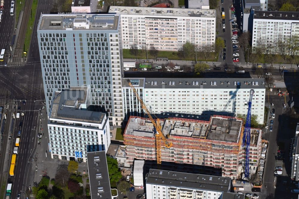 Berlin aus der Vogelperspektive: Baustelle zum Neubau einer Mehrfamilienhaus-Wohnanlage Königstadt Quartier am Alexanderplatz in Berlin, Deutschland