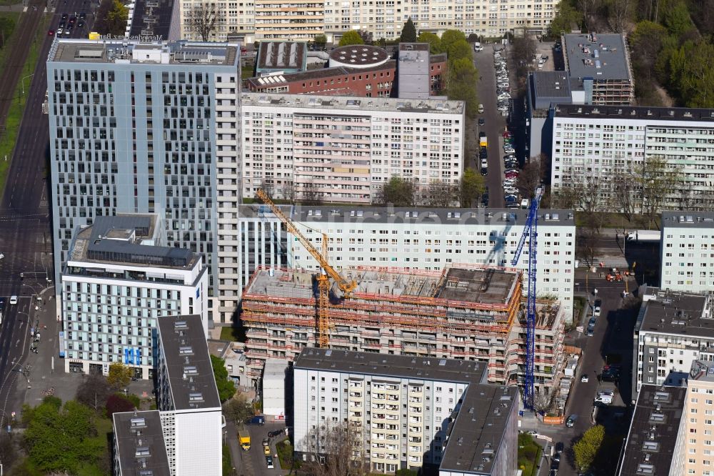 Berlin von oben - Baustelle zum Neubau einer Mehrfamilienhaus-Wohnanlage Königstadt Quartier am Alexanderplatz in Berlin, Deutschland