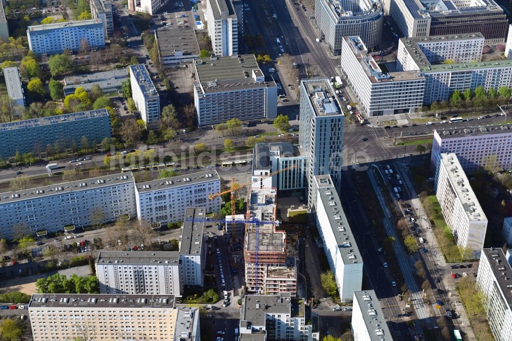 Berlin aus der Vogelperspektive: Baustelle zum Neubau einer Mehrfamilienhaus-Wohnanlage Königstadt Quartier am Alexanderplatz in Berlin, Deutschland