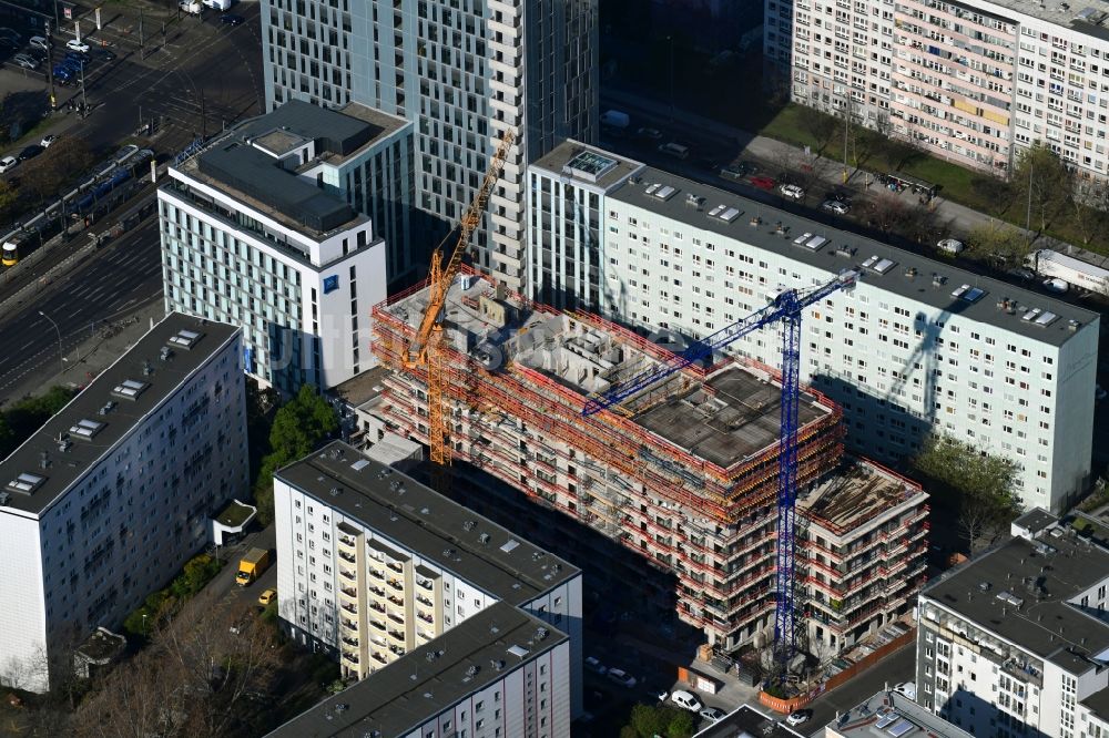 Luftaufnahme Berlin - Baustelle zum Neubau einer Mehrfamilienhaus-Wohnanlage Königstadt Quartier am Alexanderplatz in Berlin, Deutschland