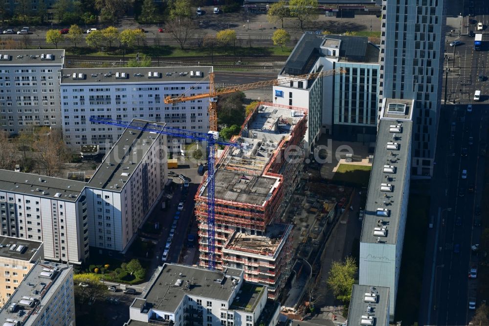 Berlin von oben - Baustelle zum Neubau einer Mehrfamilienhaus-Wohnanlage Königstadt Quartier am Alexanderplatz in Berlin, Deutschland