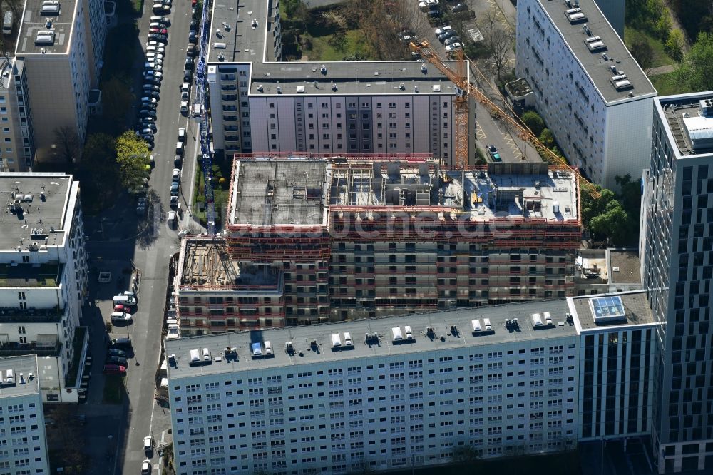 Berlin aus der Vogelperspektive: Baustelle zum Neubau einer Mehrfamilienhaus-Wohnanlage Königstadt Quartier am Alexanderplatz in Berlin, Deutschland