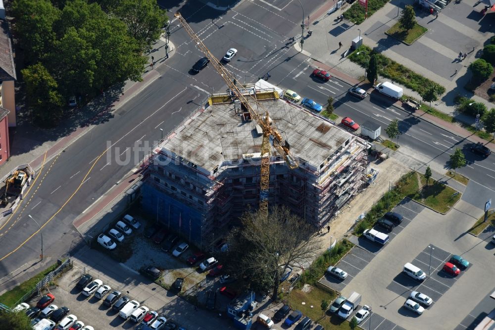 Berlin aus der Vogelperspektive: Baustelle zum Neubau einer Mehrfamilienhaus-Wohnanlage an der Kreuzung der Lückstraße und der Sewanstraße in Berlin, Deutschland