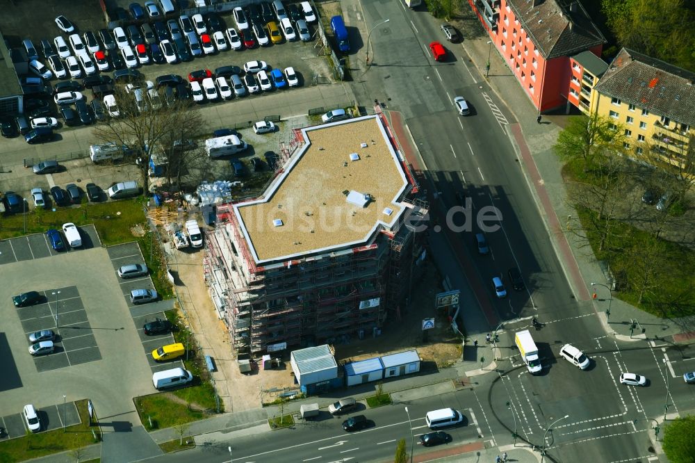 Luftbild Berlin - Baustelle zum Neubau einer Mehrfamilienhaus-Wohnanlage an der Kreuzung der Lückstraße und der Sewanstraße in Berlin, Deutschland